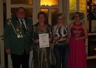 IMG 6128  Den Hauptgewinn, eine Palette Holzbriketts von der Firma Westerkamp, gewinnt Martina Kallage.