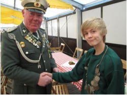 Walter Thie, Präsident des Schützenkreises Vechta, gratuliert Johannes zu seinem 5. Platz